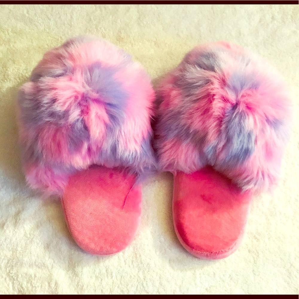 COPY - Fuzzy slippers, size 7-8
